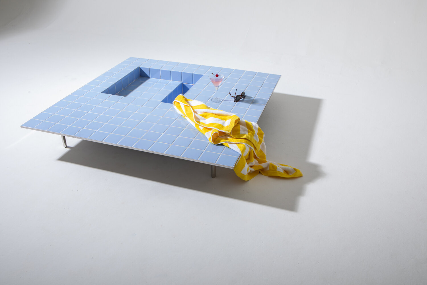 O escritório de design de mobiliário e objetos lançou cinco peças e a inspiração veio das piscinas