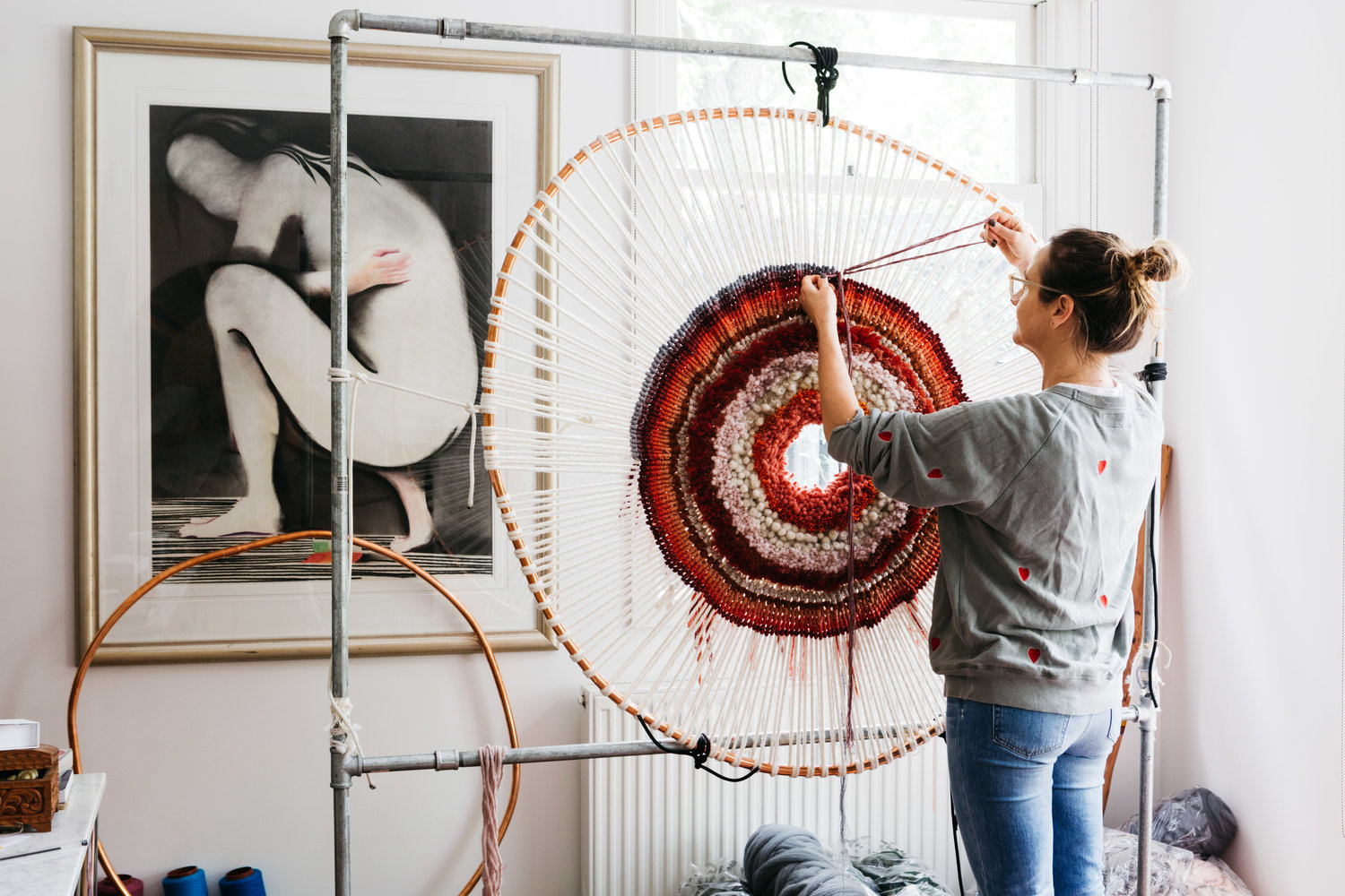 A artista australiana cria peças super coloridas que hipnotizam o olhar