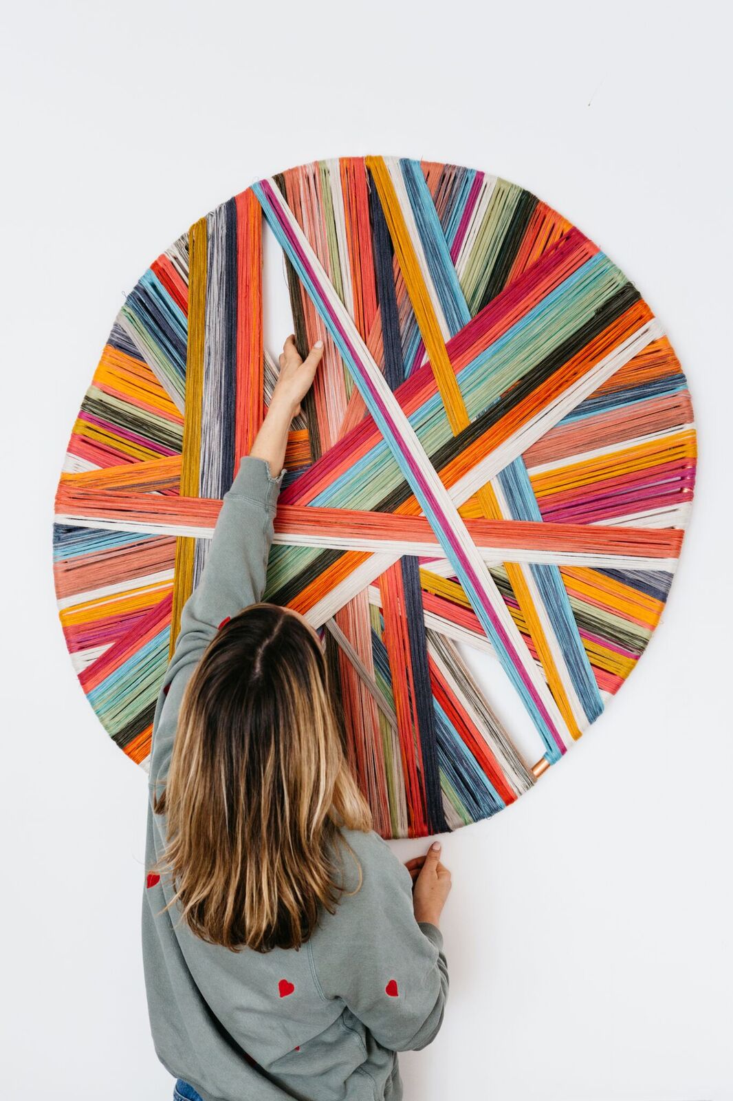 A artista australiana cria peças super coloridas que hipnotizam o olhar