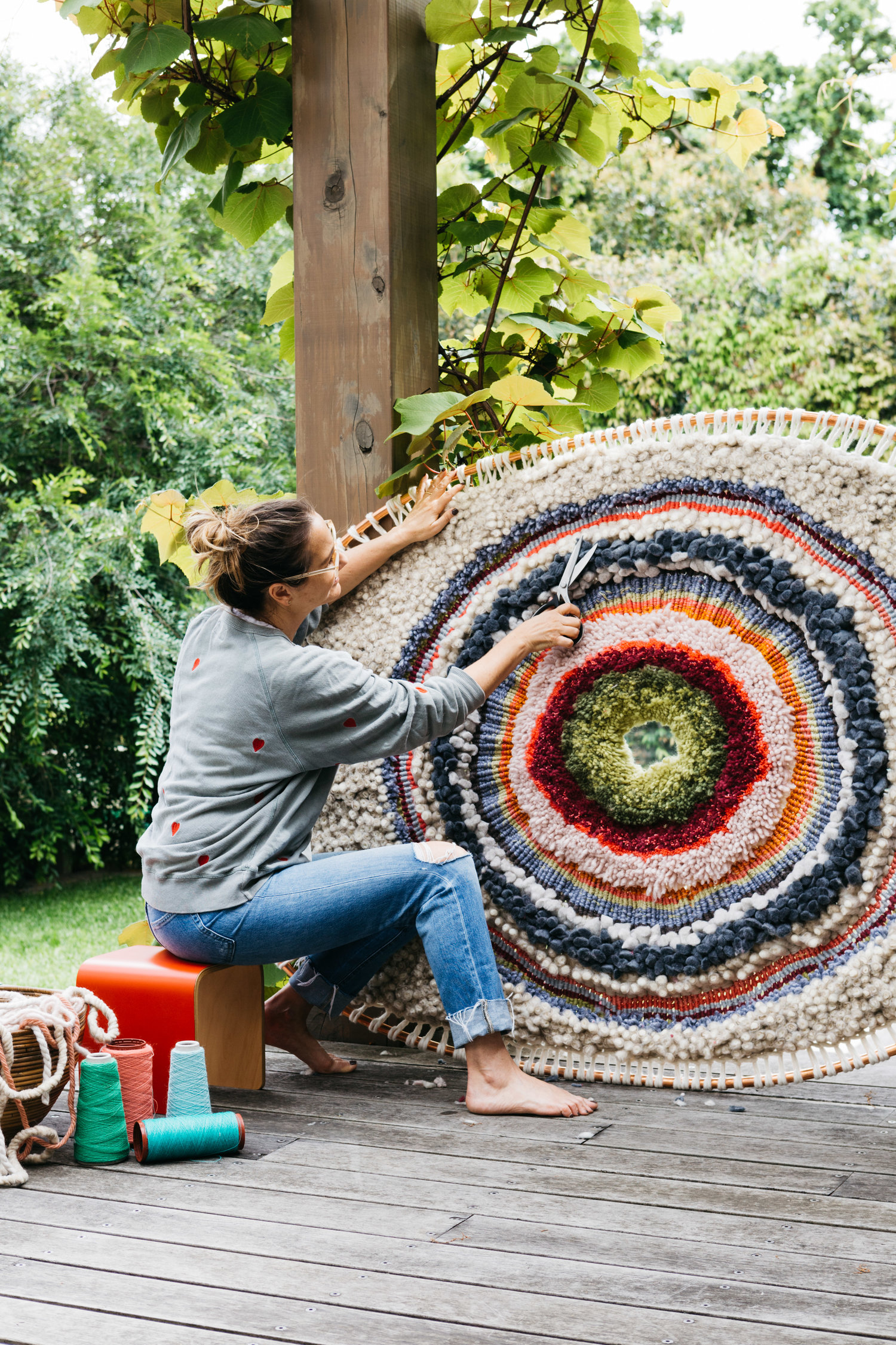 A artista australiana cria peças super coloridas que hipnotizam o olhar