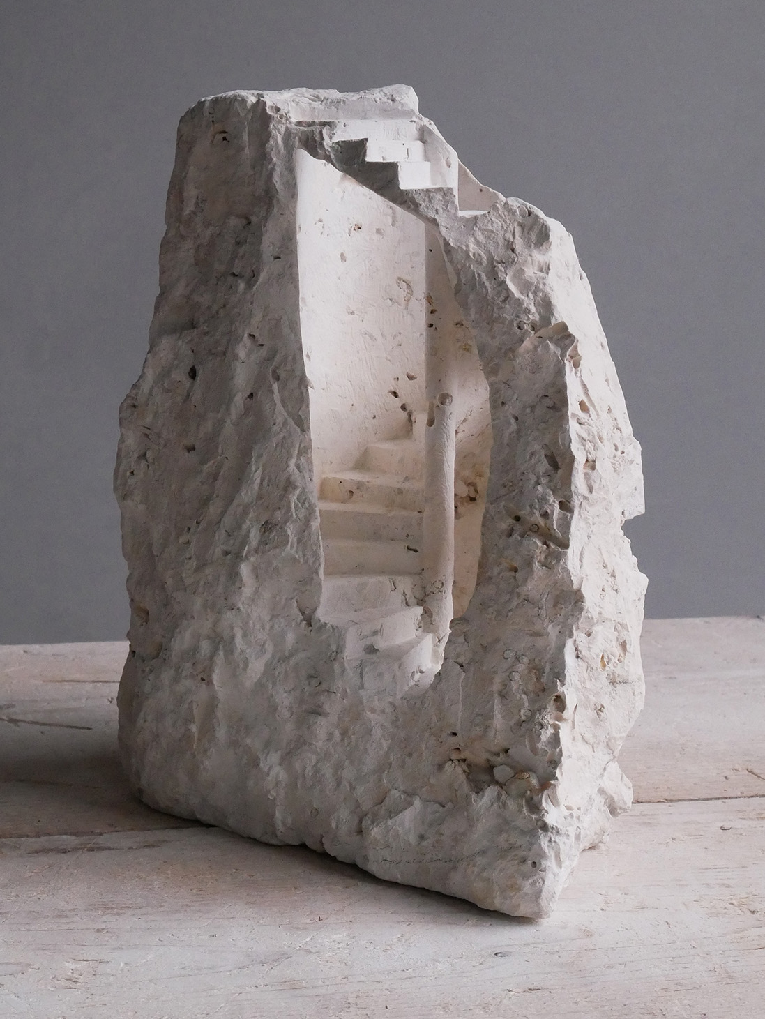 Com foco em arquitetura sagrada, o artista britânico recria edifícios em miniaturas de mármore