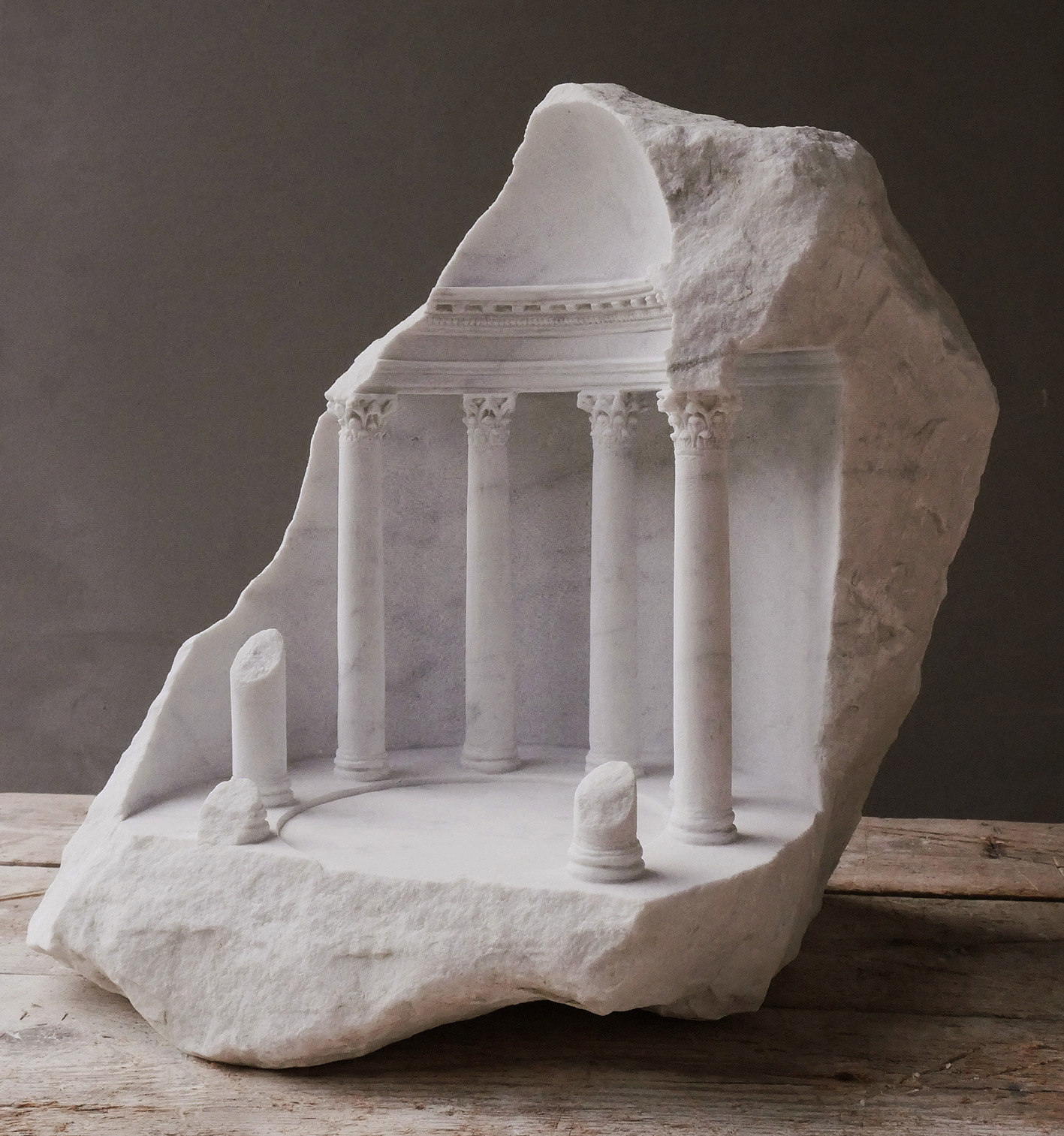 Com foco em arquitetura sagrada, o artista britânico recria edifícios em miniaturas de mármore