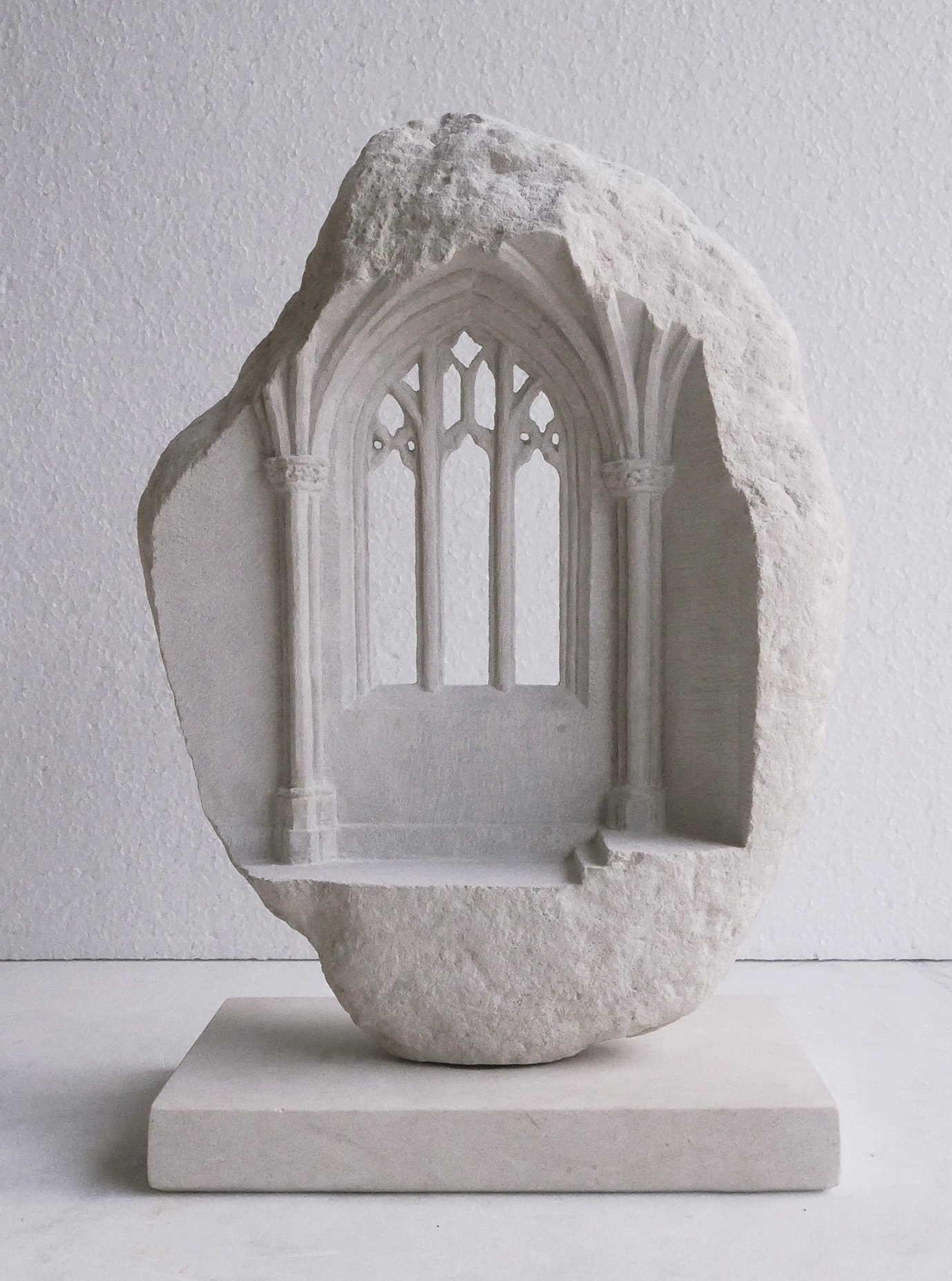 Com foco em arquitetura sagrada, o artista britânico recria edifícios em miniaturas de mármore