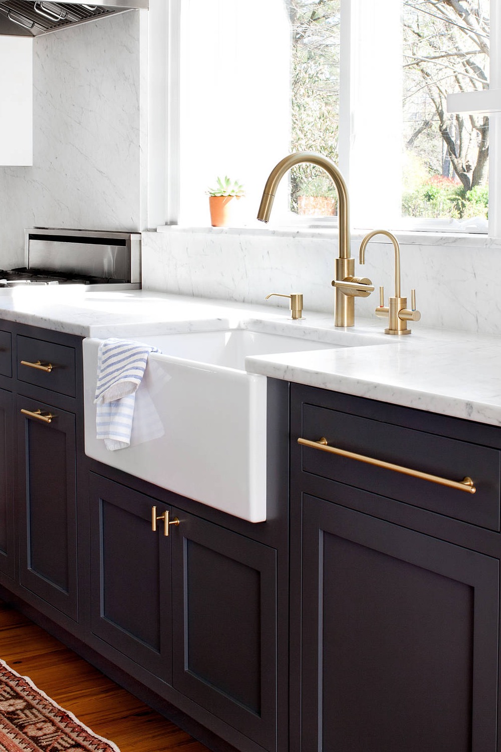 Farmhouse Sink Kitchens Inspiration