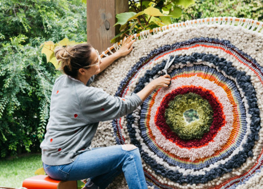 A artista australiana cria peças super coloridas que hipnotizam o olhar