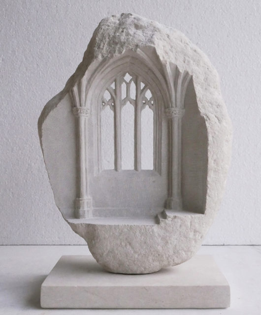 Com foco em arquitetura sagrada, o artista britânico recria edifícios em miniaturas de mármore